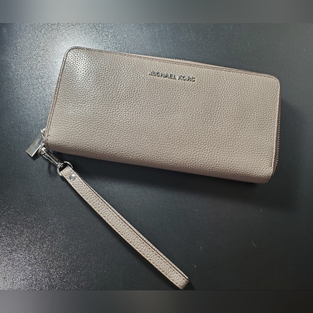 Michael Kors Continental Travel Grey Wristlet Multi-Pocket Compartment Wallet